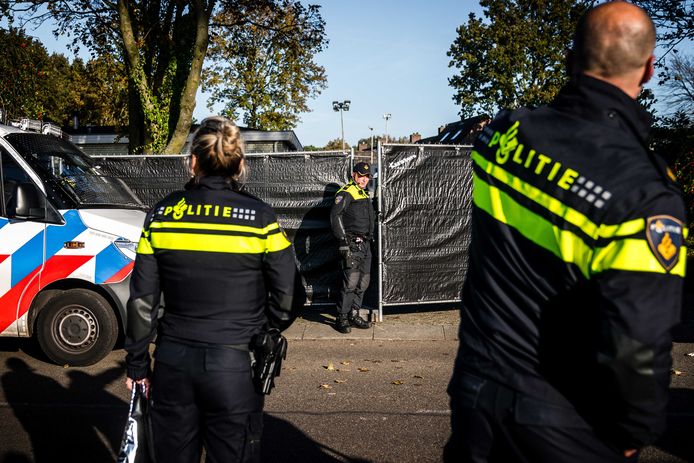 Afzettingen bij een woonwagenkamp in Bergeijk in november 2021. De politie deed toen op meerdere plaatsen in Nederland en België invallen in een onderzoek tegen drugsproductie en -handel.