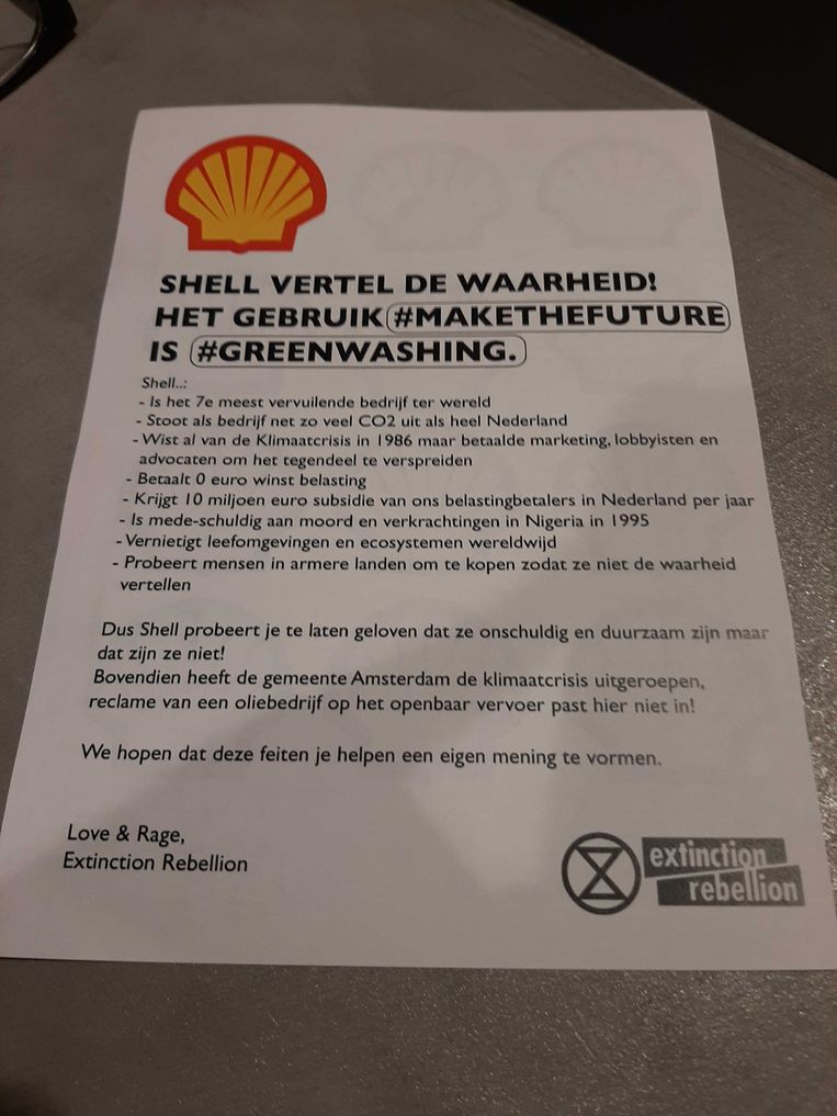 Pamflet dat activisten van Extinction Rebellion uitdeelden. Beeld Marc Kruyswijk