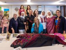 Arabische borduurclub maakt gordijnen voor Máxima: ‘Ze borduurde zelfs met ons mee’