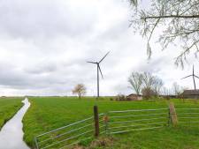 Wil je tv kijken of je auto opladen? Dan ontkom je niet aan 26 windmolens en 2600 voetbalvelden vol zonnepanelen