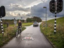 Bewoners en fietsers willen dat de paal op de Spuidijk weer omhoog gaat: ‘Enige echte oplossing’