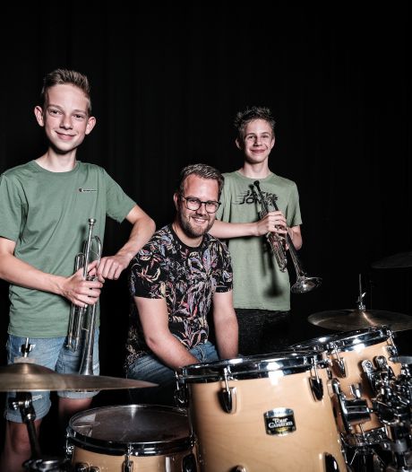 Mini-Knuffle doet als enige volledige jeugdorkest mee aan spektakel in Groenlo: ‘Spelen echt niet alleen carnavalsliedjes’