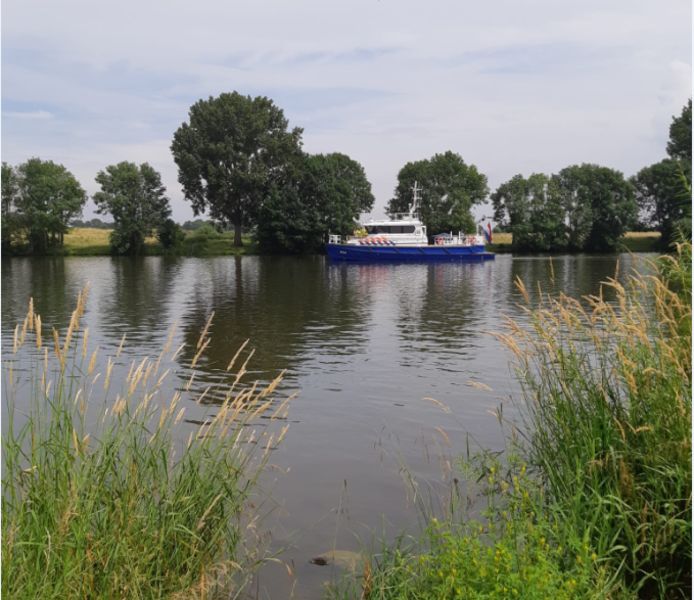 Met een politieboot wordt naar een drenkeling gespeurd in de Maas bij Oeffelt.