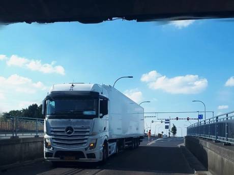 Weer vrachtwagen onder viaduct in Waalwijk, schade blijft nu beperkt