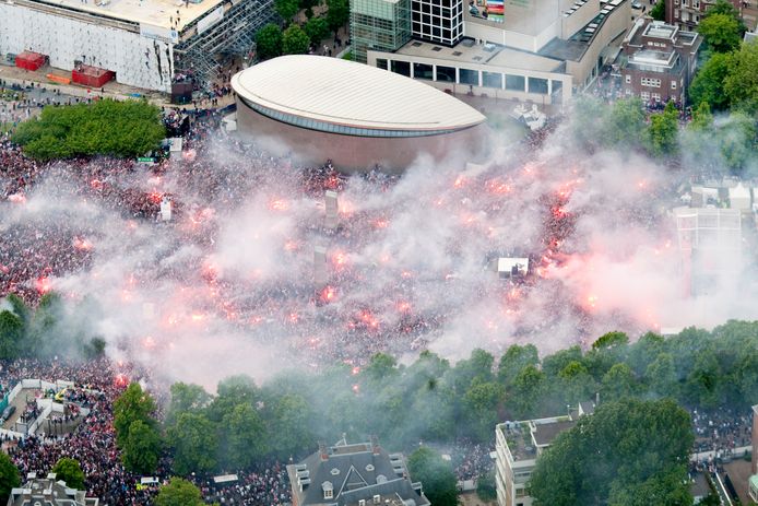 Luchtfoto van een dampend Museumplein in 2011 toen Ajax voor de dertigste keer de landtitel won.
