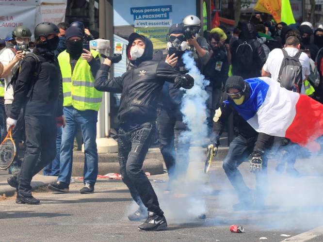 Woelige 1 mei in Parijs: politie zet traangas en waterkanon in, nog 191 mensen in de cel