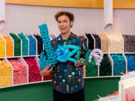 Jozua uit Arnhem maakt kunstwerken van ballonnen op tv: 'Ooit een egel in een boom gezien?'