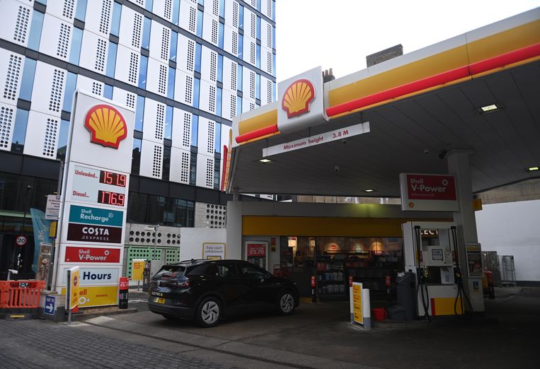 Een Shell-tankstation in de Britse hoofdstad Londen. Shell, dat afgelopen jaar een recordwinst behaalde, is tegenwoordig een volledig Brits bedrijf. Beeld ANP / EPA