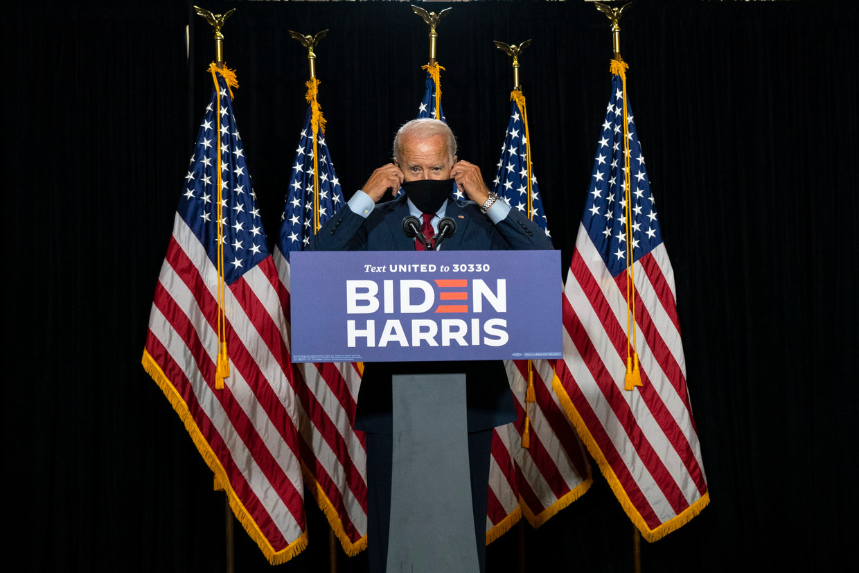 De Democratische presidentskandidaat Joe Biden doet zijn mondmasker af tijdens een verkiezingsbijeenkomst in Wilmington, afgelopen donderdag. Beeld AP