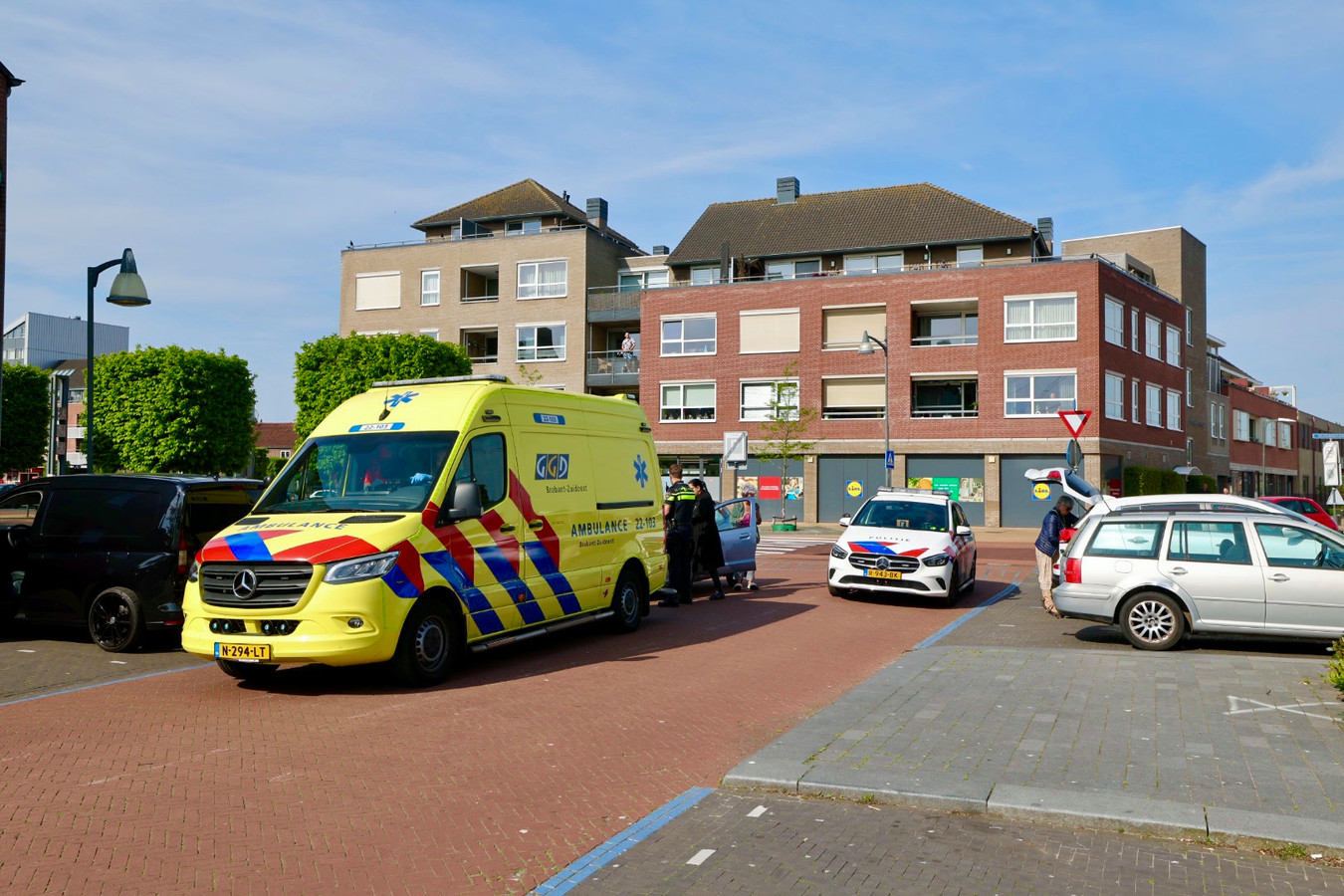 Steekincident in Best, man gewond afgevoerd | Foto | ed.nl