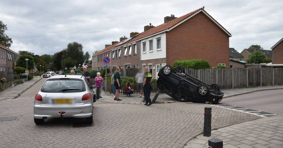 Auto raakt paaltje bij botsing Oldemarkt en eindigt ondersteboven.