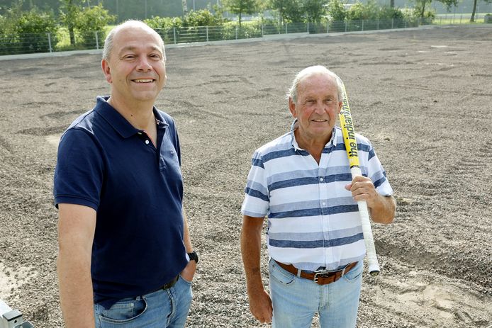 Mark Brants (links) en Peter Lammers op het nieuwe terrein waar straks in Rosmalen walking hockey kan worden gespeeld.