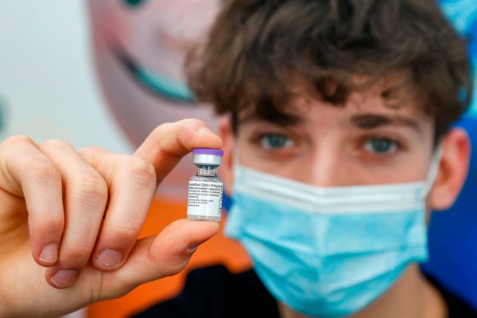 Een tiener wordt gevaccineerd met het Pfizer-Biontech-vaccin in Israël.