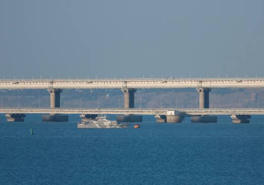 Een gewapend schip vaart langs de Krimbrug. Foto van deze ochtend.