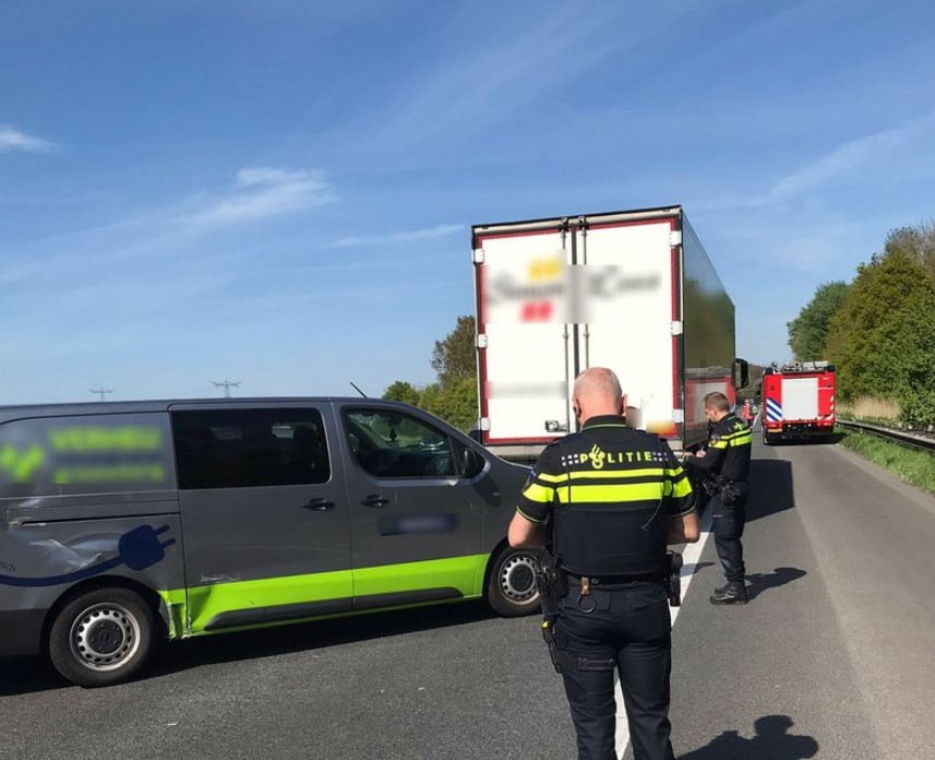 A17 bij Zevenbergen weer open na ernstig ongeluk Foto bndestem.nl