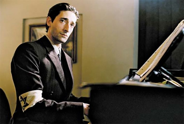Adrien Brody speelt de rol van Wladyslaw Szpilman in 'The Pianist' (2003). Beeld fanpop.com