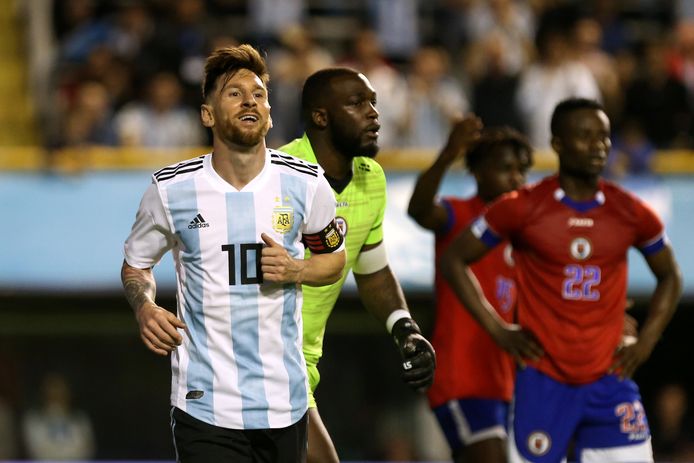 Lionel Messi viert zijn derde treffer tegen Haïti.