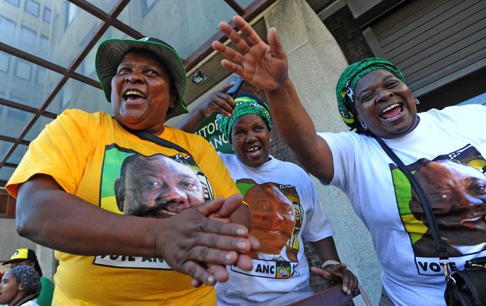 Blije gezichten bij de aanhangers van de vandaag beëdigde nieuwe president van Zuid-Afrika Cyril Ramaphosa in Kaapstad. Foto Brenton Geech