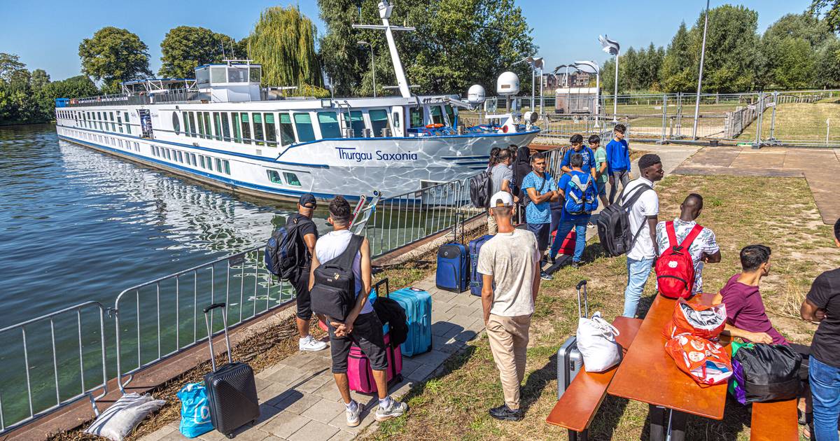 Close to the refugee ship in Zwolle, immediately after an urgent debate: ‘Don’t ignore us anymore’ |  Zwolle