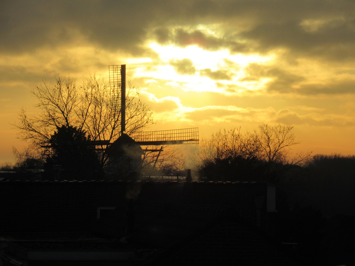 Silhouet van 't Nupke, de molen van Geldrop
in het licht van de ondergaande zon.

Peter van Wageningen
Bogardeind 55F
5664 EB Geldrop