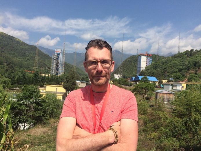 Marc Klein Wolt bij de lanceerbasis Xichang. Daar werd de satelliet in mei vorig jaar gelanceerd.