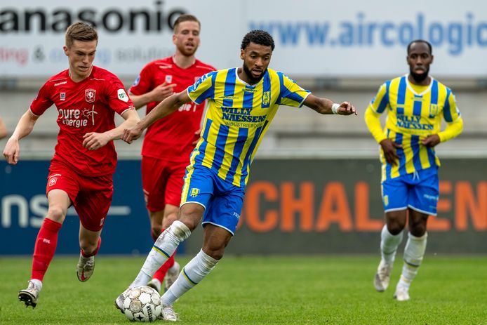 Sylla Sow, hier tijdens het duel met FC Twente, kan uitkijken naar een nieuwe club.