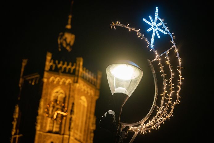 Volharding oogopslag Aanleg Het is hartje zomer, maar in Vinkel zijn ze al druk met de kerstverlichting  | Den Bosch, Vught | bd.nl