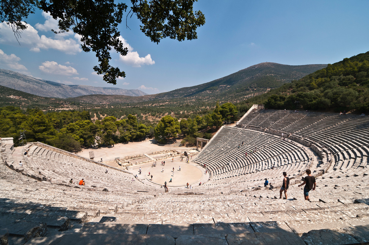 In het Theater van Epidaurus kun je beneden op het toneel heel zacht lieve woordjes fluisteren die iemand op de bovenste rij perfect kan horen. Beeld Hilde Van Mieghem