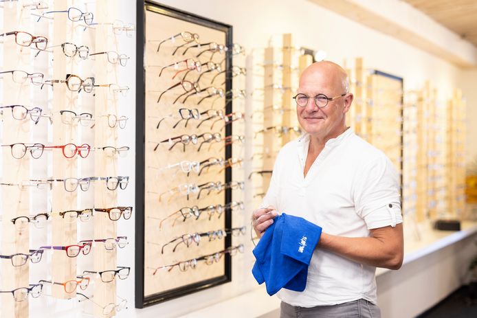 Jitze Veenstra, eigenaar van Berkhof Optiek in Almelo waarschuwt: „Poets alleen een bril met een poetsdoekje van stof.”