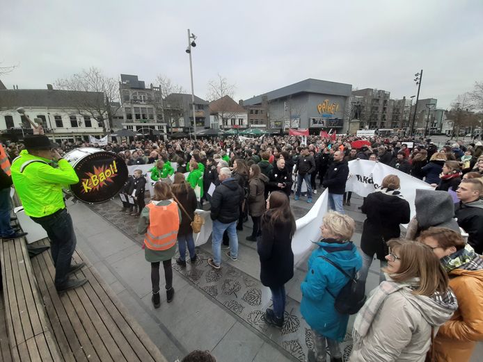 Juffen en meesters protesteren in Tilburg