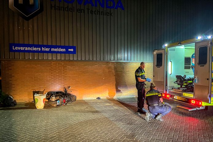De Rotterdammer is met de scooter frontaal tegen een bedrijfspand gereden.