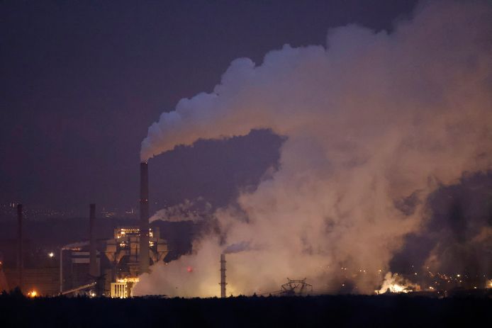 De la fumée s'échappe de la centrale de charbon Emile-Huchet, en France.