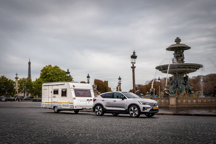 Echt, elke 100 kilometer afkoppelen?' reis je met een elektrische auto én caravan | Campers & caravans | AD.nl