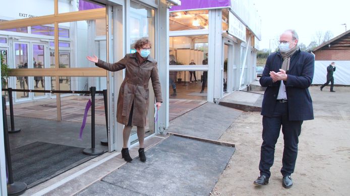 Directeur van de GGD publieke gezondheid, Nicolette Rigter, opende samen met wethouder Menno Tigelaar maandagochtend het nieuwe test-en locatiepaviljoen in De Hoef.