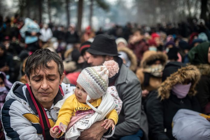 Duizenden vluchtelingen wachten aan de grens tussen Turkije en Griekenland.