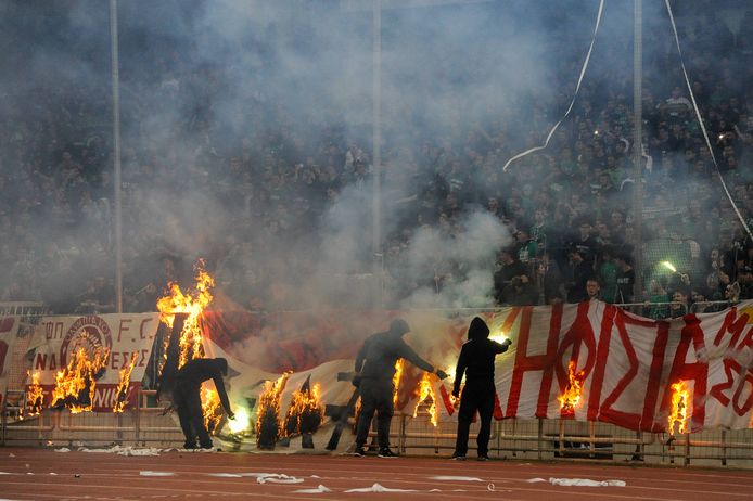 Brandende spandoeken bij Panathinaikos - Olympiakos.