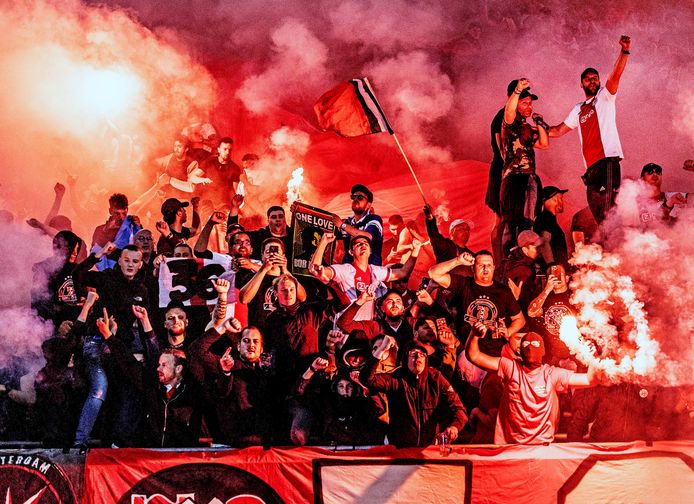 Feest bij de supporters van Ajax, die met vuurwerk en gezang de hele avond voor een prachtige sfeer zorgden.