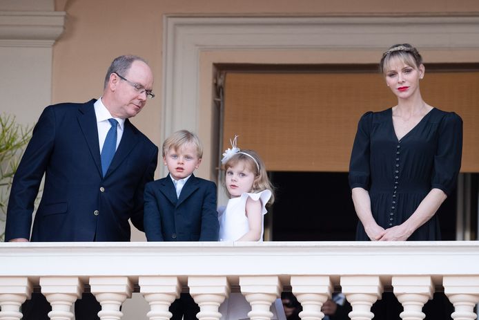 Le prince Albert et la princesse Charlène de Monaco accompagnés de leurs enfants Jacques et Gabriella.