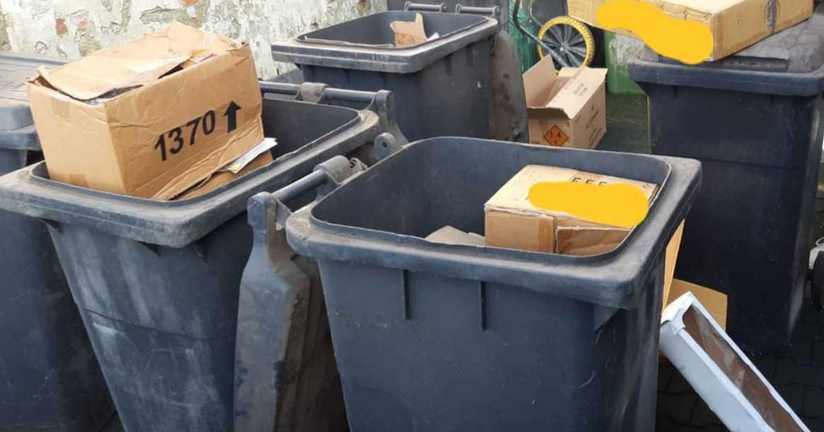 Politie neemt in Nijeveen grote hoeveelheid vuurwerk in beslag.