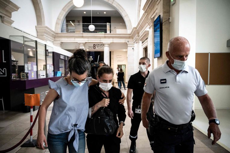 Valérie Bacot (midden) maandag bij de start van haar proces. Beeld AFP