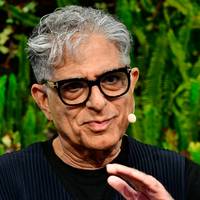 Bestsellerauteur Deepak Chopra schreef duizenden berichten aan Epstein: ‘God is een constructie, schattige meisjes zijn echt’