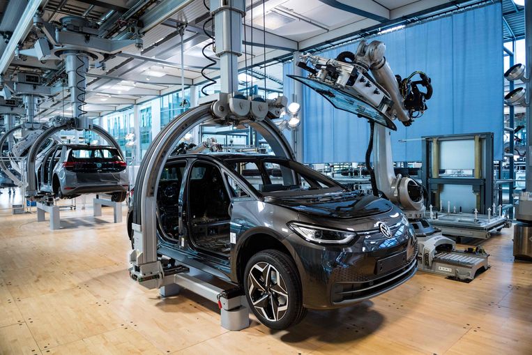 In een Volkswagenfabriek in Dresden wordt een elektrische auto in elkaar gezet.  Beeld AFP