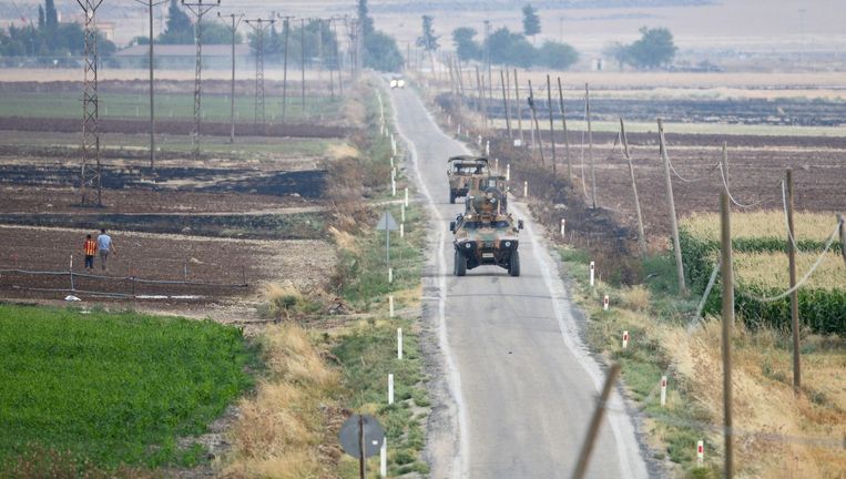 Turkse pantservoertuigen patrouilleren lang de grens in de buurt van het Syrische stadje Çobanbey. Daar vond op 23 juli de schietpartij plaats waarbij een Turkse militair omkwam. Beeld EPA