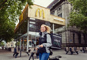 McDonald's heeft ook maaltijdbezorging omarmd en werkt samen met UberEats en Thuisbezorgd.nl