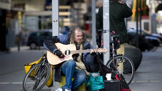 Tientallen Hagenaars nemen afscheid van straatmuzikant Chuck