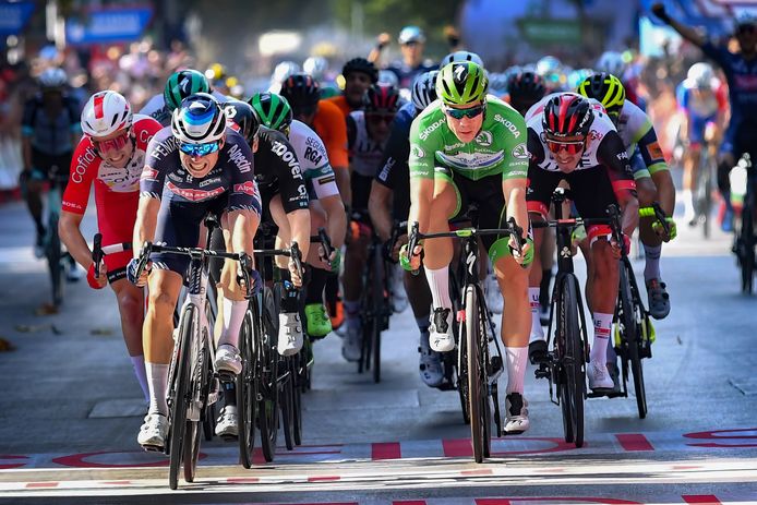 Fabio Jakobsen (in het groen) moet Jasper Philipsen in de vijfde Vuelta-rit voor zich dulden.