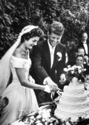 John F. Kennedy en Jacqueline Bouvier snijden de taart aan op hun huwelijksfeest op 12 september 1953. Het huwelijk weerhoudt JFK er niet van een rokkenjager te blijven, naar het voorbeeld van zijn vader.
