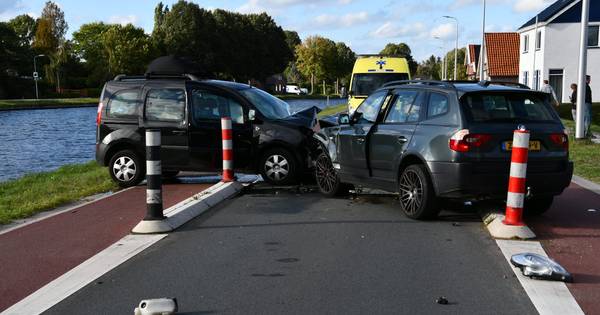 Auto’s lopen grote schade op door botsing bij wegversmalling in Daarlerveen.