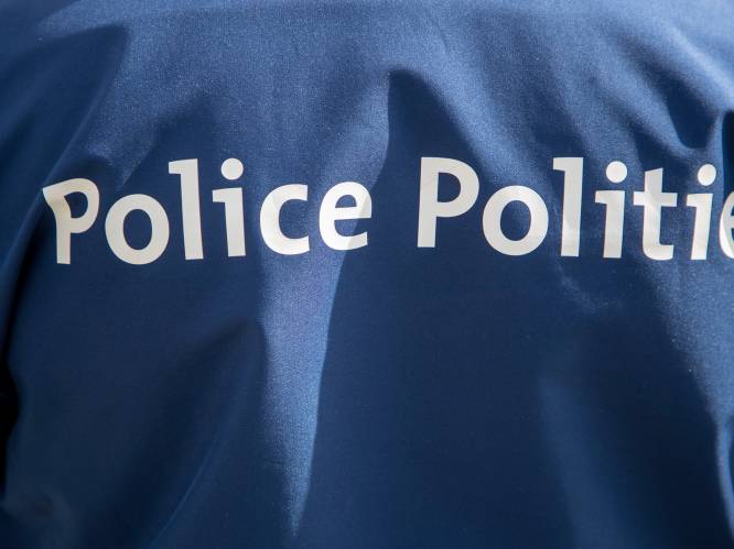 Man die agenten aanviel aan commissariaat blijft aangehouden