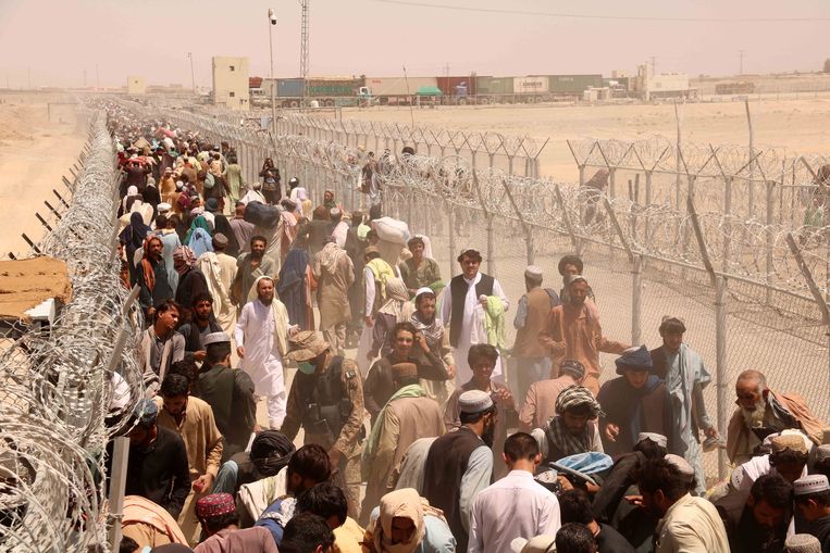Afghaanse vluchtelingen aan de grens met Pakistan. Dat land houdt de grens nu het liefste dicht.  Beeld EPA